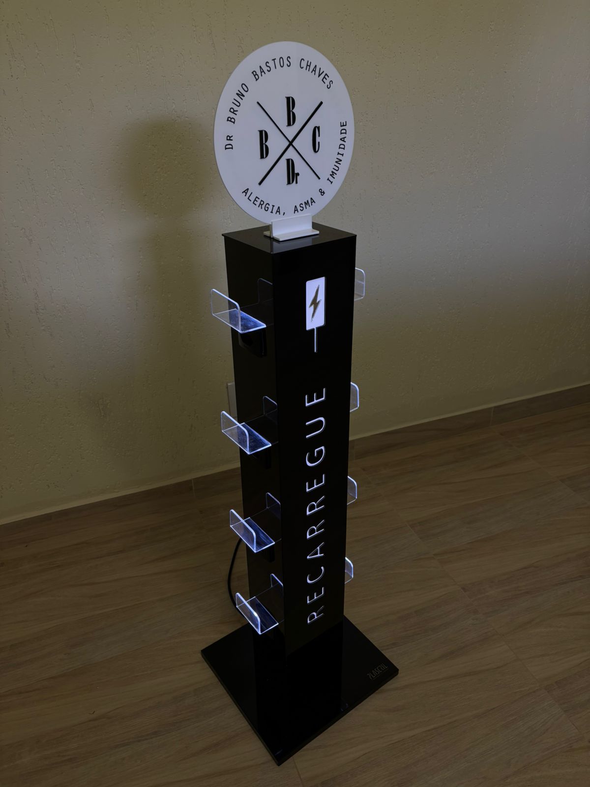 Totem carregador personalizado instalado em estabelecimento comercial